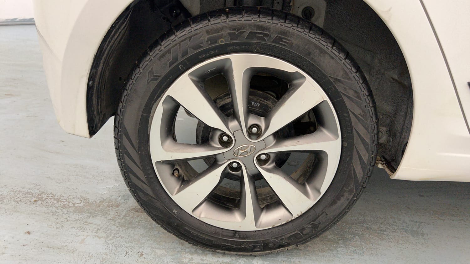 Used 2015 Hyundai Elite i20 Asta 1.2 Petrol Manual tyres RIGHT REAR TYRE RIM VIEW