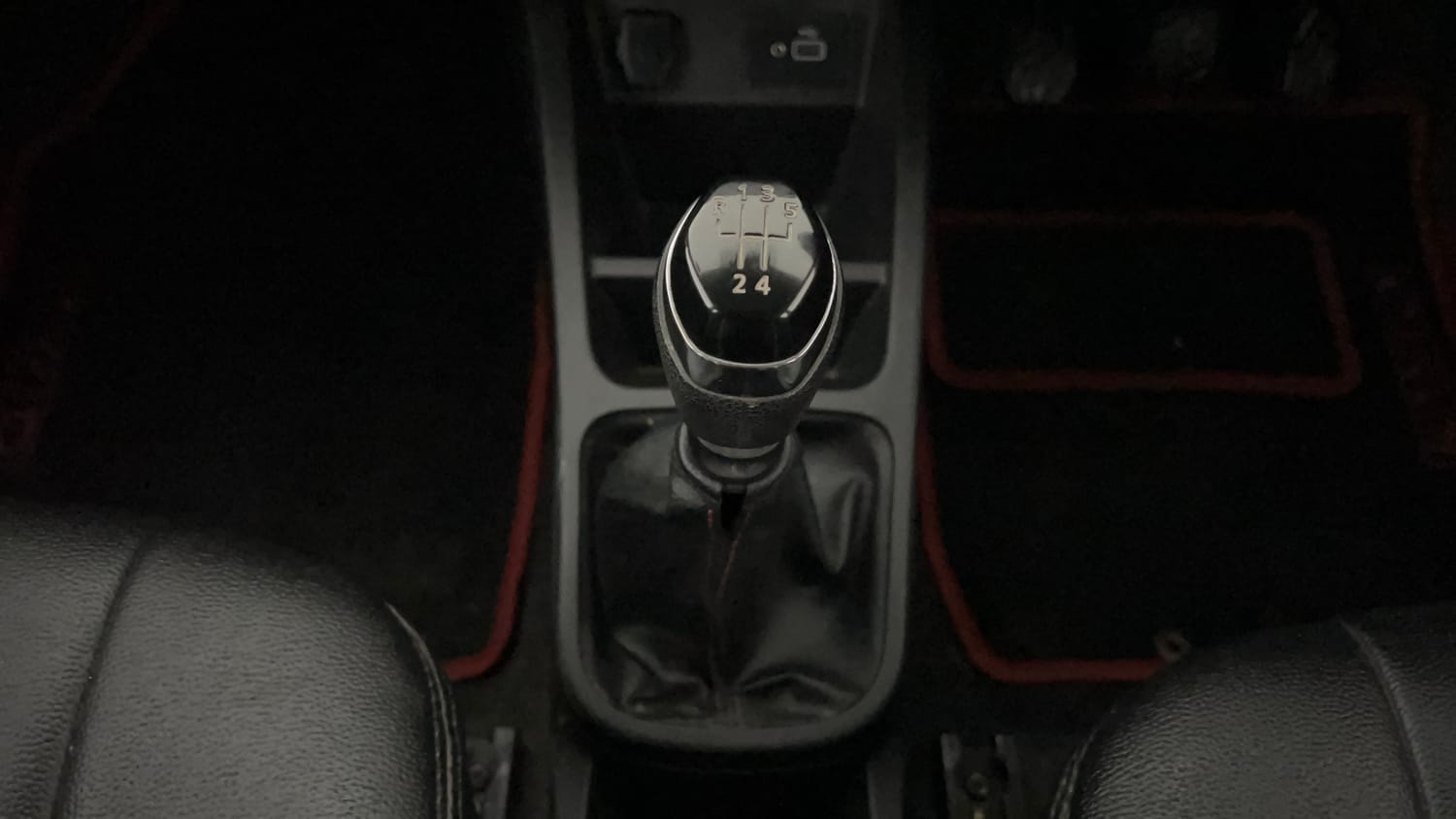 Used 2021 Renault Kwid RXT 1.0 Opt Petrol Manual interior GEAR  KNOB VIEW