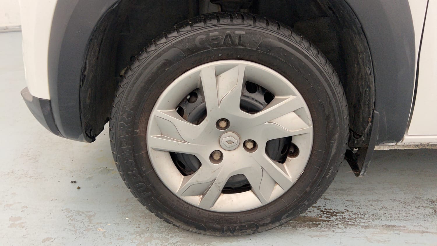 Used 2021 Renault Kwid RXT 1.0 Opt Petrol Manual tyres LEFT FRONT TYRE RIM VIEW