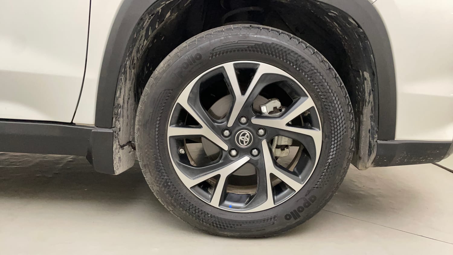 Used 2025 Toyota Urban Cruiser Hyryder G (O) AT NeoDrive Petrol Automatic tyres RIGHT FRONT TYRE RIM VIEW
