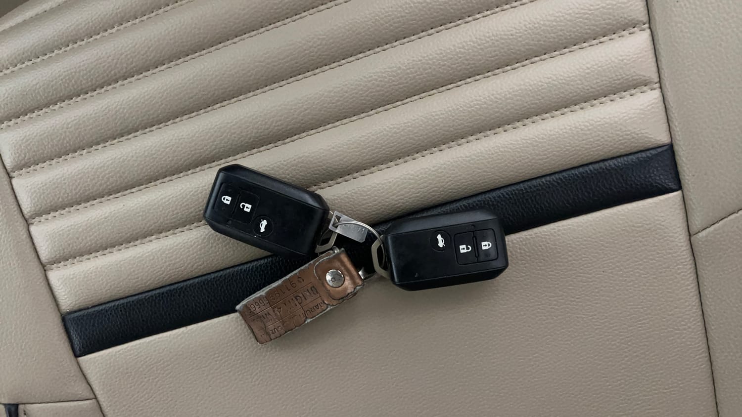 Used 2022 Maruti Suzuki Dzire ZXi Plus Petrol Manual extra CAR KEY VIEW