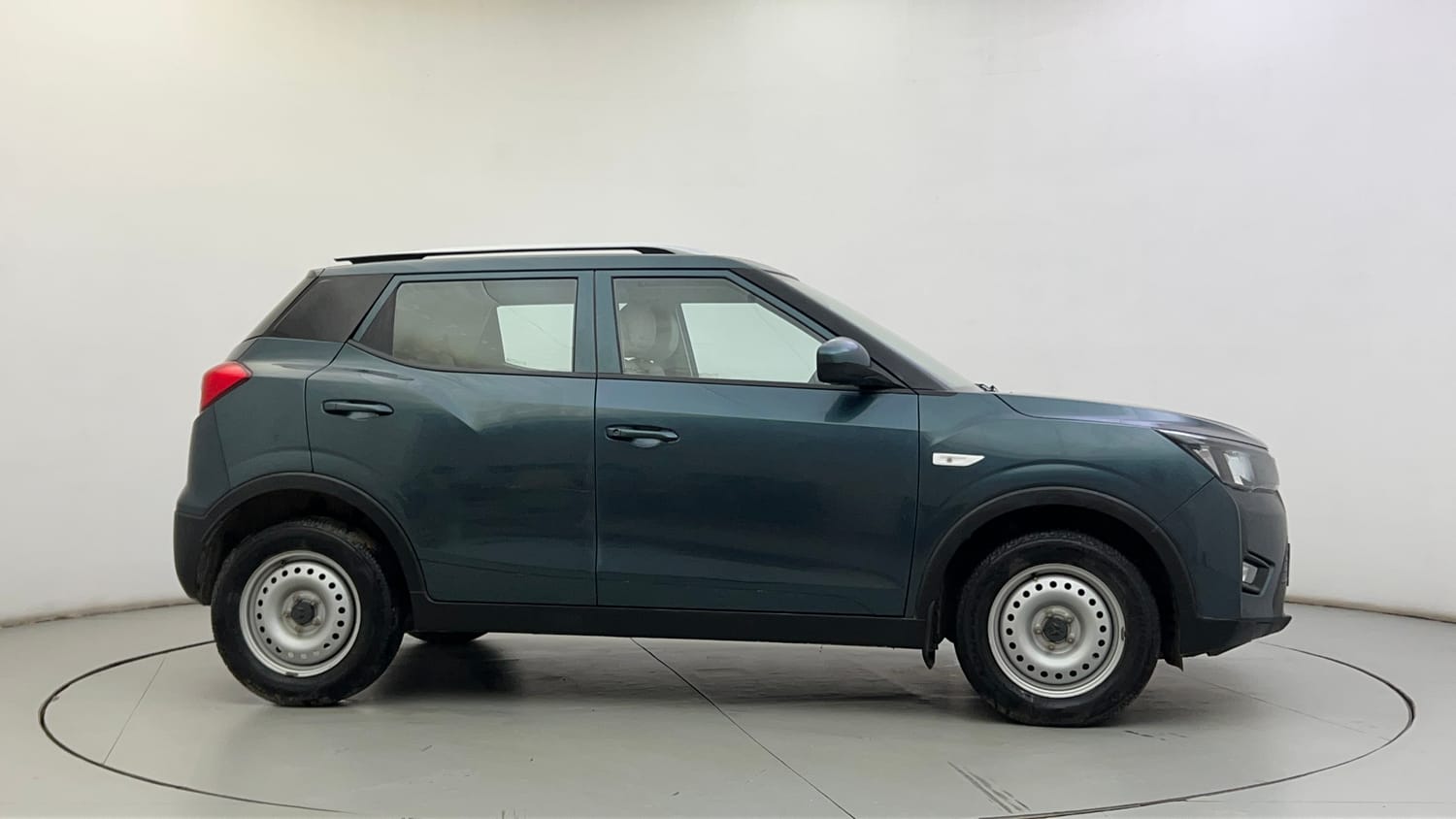 Used 2023 Mahindra XUV 300 W4 1.2 Petrol Petrol Manual exterior RIGHT SIDE VIEW