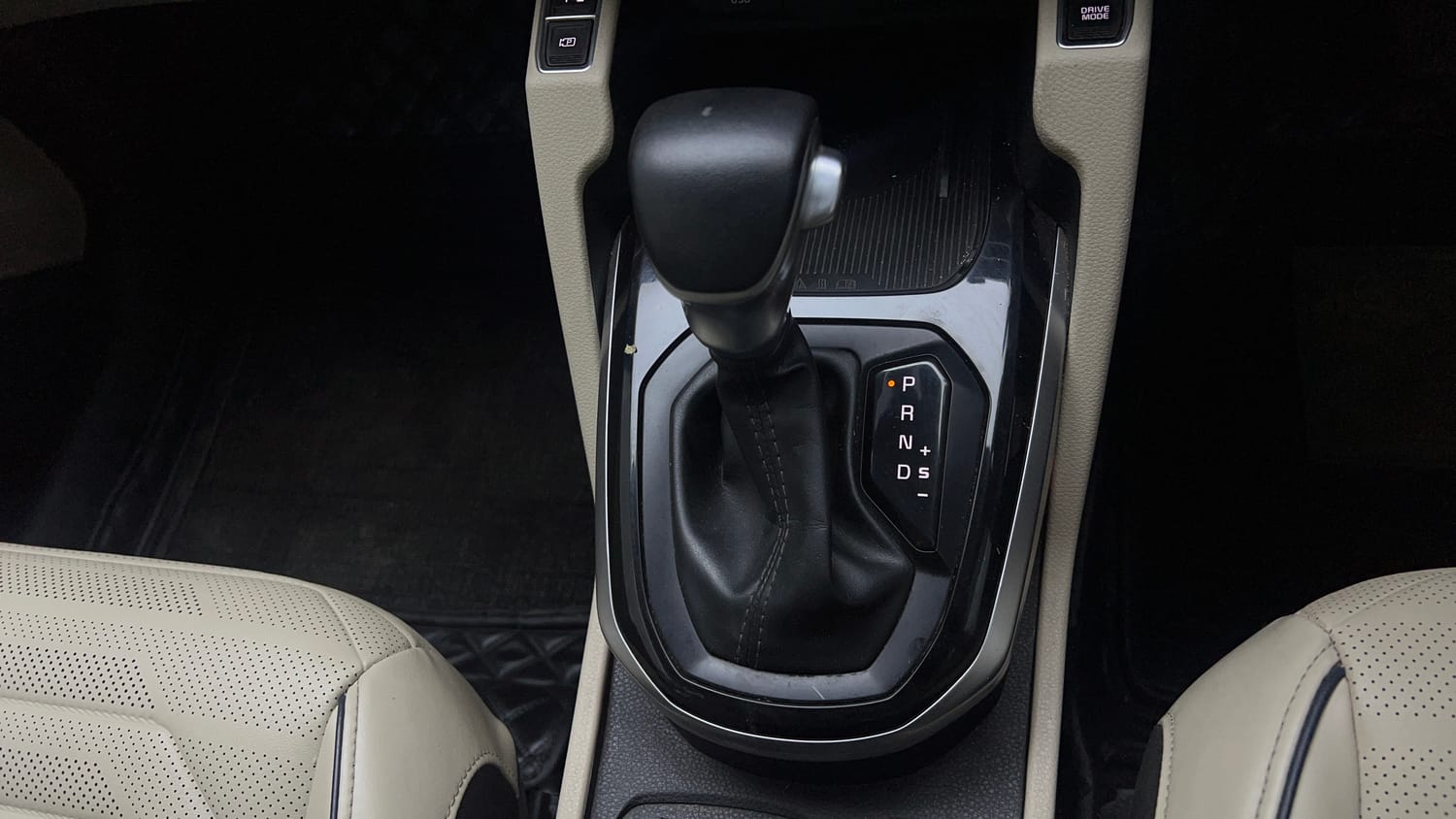Used 2022 Kia Carens Luxury Plus 1.5 Diesel AT 7 STR Diesel Automatic interior GEAR  KNOB VIEW