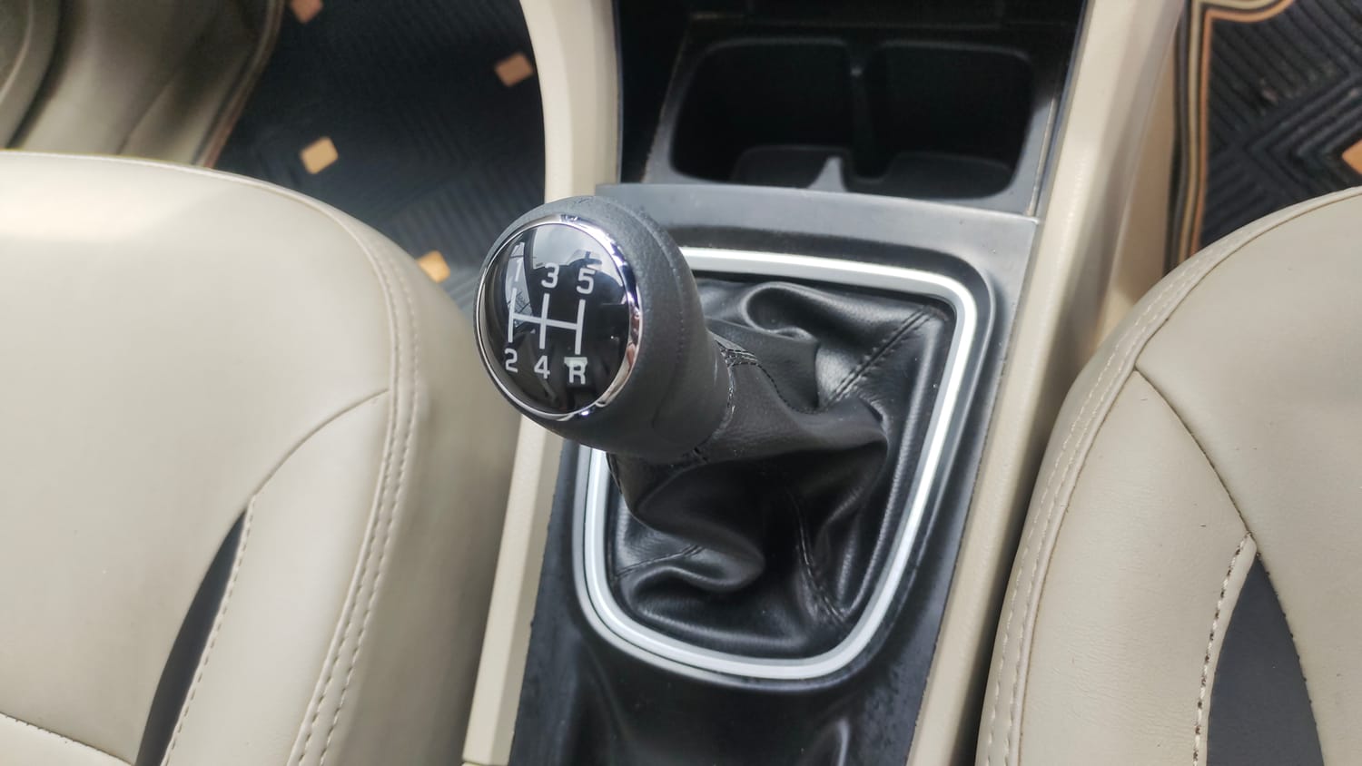 Used 2018 Maruti Suzuki Ciaz Zeta 1.4 MT Petrol Manual interior GEAR  KNOB VIEW