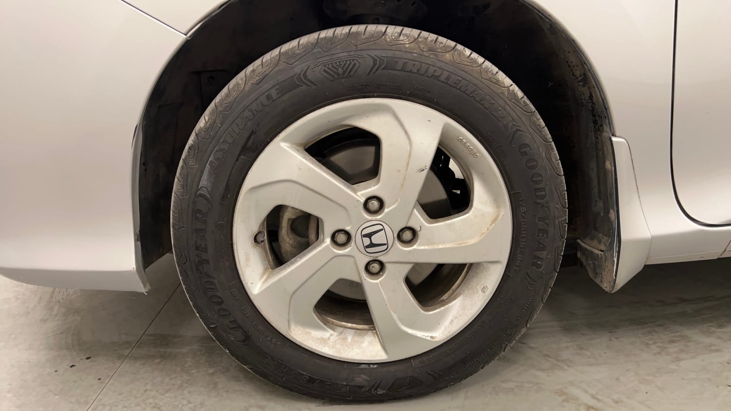 Used 2016 Honda City V Petrol Manual tyres LEFT FRONT TYRE RIM VIEW