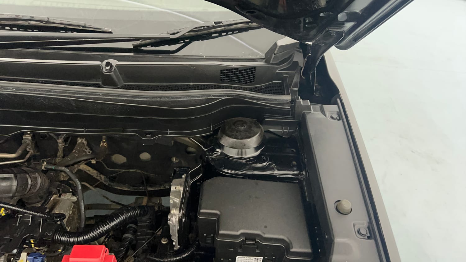 Used 2023 Maruti Suzuki Grand Vitara Zeta Smart Hybrid Petrol Manual engine ENGINE LEFT SIDE HINGE & APRON VIEW