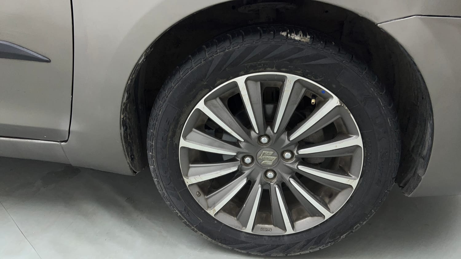 Used 2020 Maruti Suzuki Ciaz Alpha 1.5 AT Petrol Automatic tyres RIGHT FRONT TYRE RIM VIEW