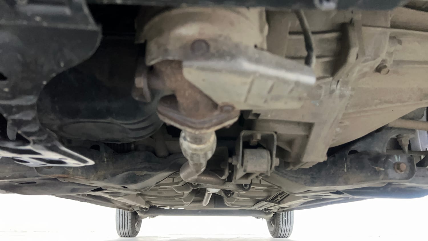 Used 2013 Hyundai i10 Magna 1.1 iRDE2 Petrol Manual extra FRONT LEFT UNDERBODY VIEW