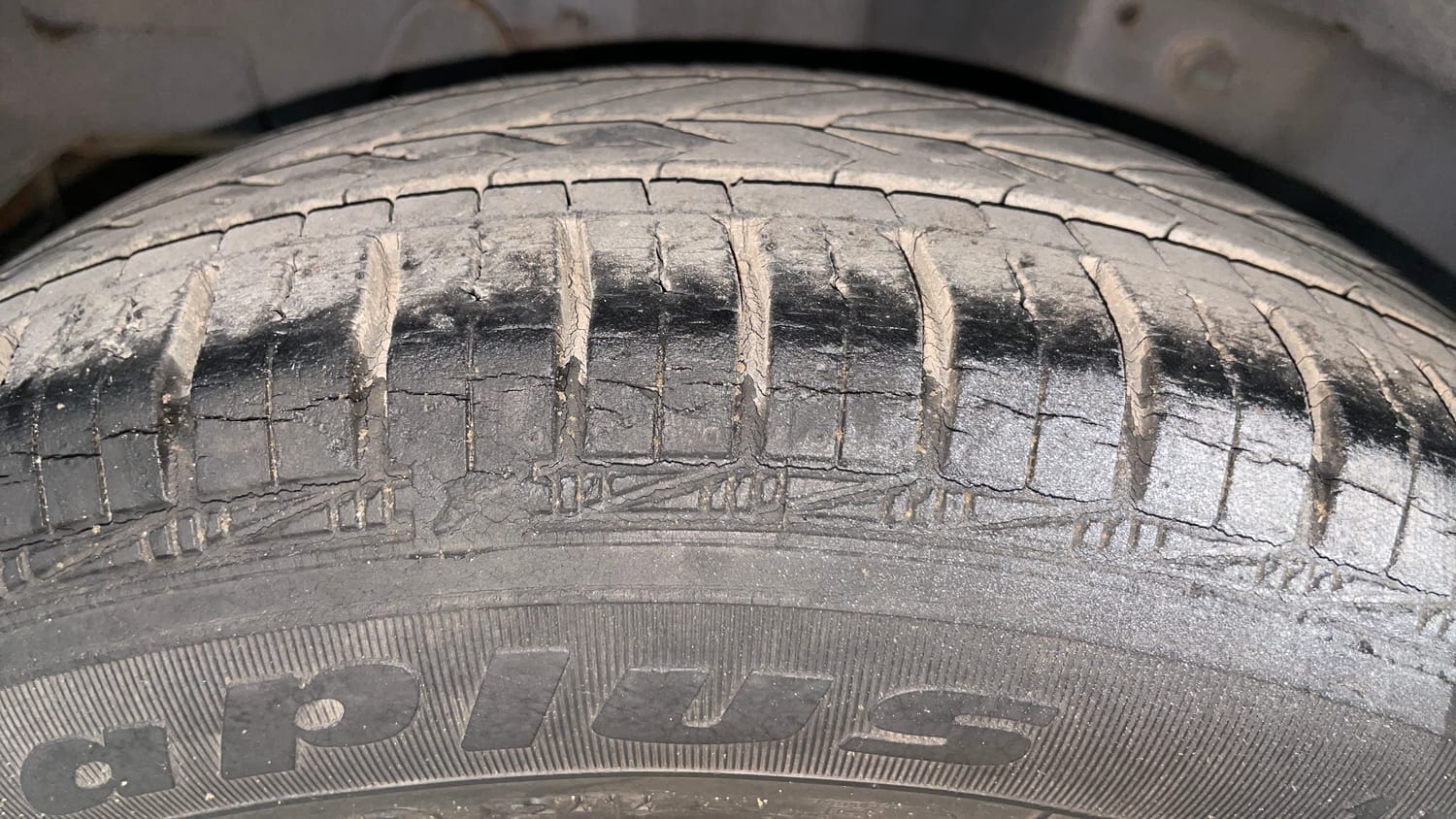Used 2014 Hyundai Eon Magna Petrol Manual tyres RIGHT REAR TYRE TREAD VIEW