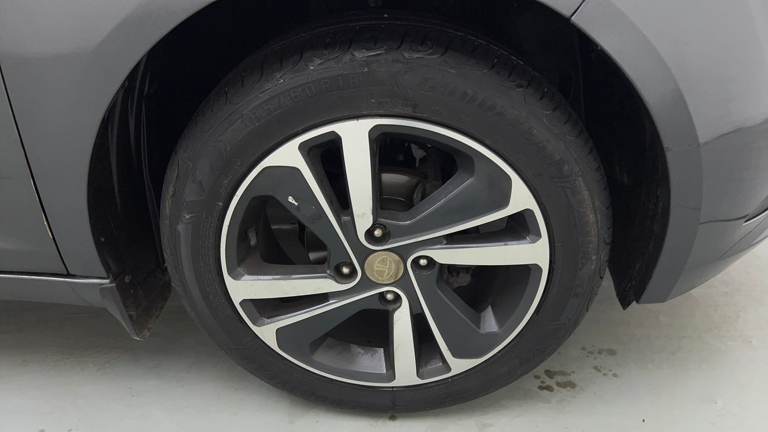 Used 2024 Tata Altroz XZ Petrol Petrol Manual tyres RIGHT FRONT TYRE RIM VIEW