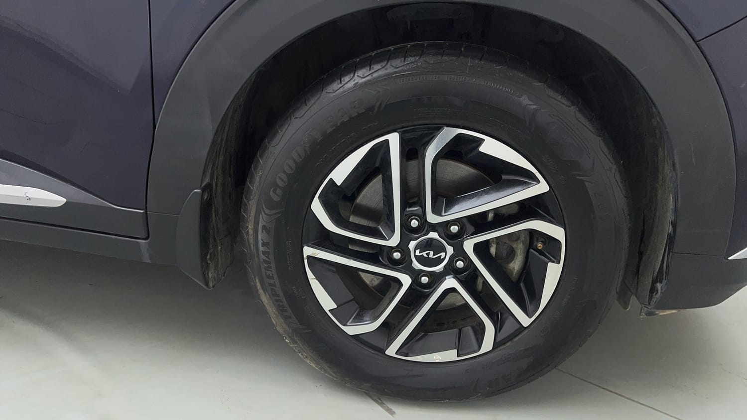 Used 2022 Kia Carens Luxury Plus 1.5 Diesel AT 7 STR Diesel Automatic tyres RIGHT FRONT TYRE RIM VIEW