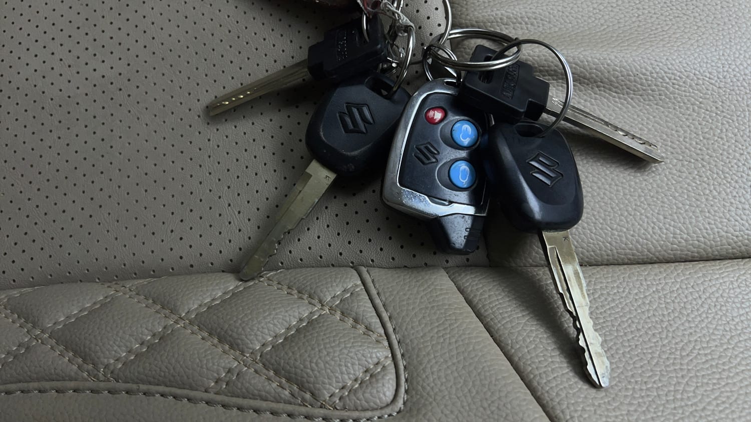 Used 2022 Maruti Suzuki Dzire LXi Petrol Manual extra CAR KEY VIEW