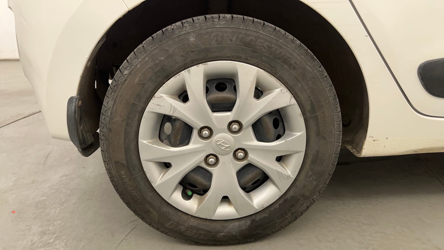 Used 2016 Hyundai Grand i10 Sportz 1.2 Kappa VTVT Petrol Manual tyres RIGHT REAR TYRE RIM VIEW
