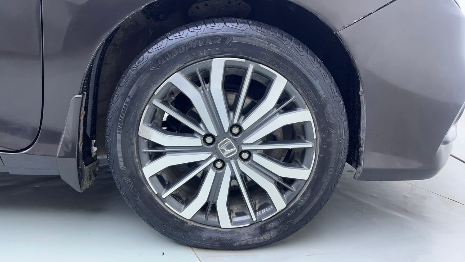 Used 2017 Honda City ZX CVT Petrol Petrol Automatic tyres RIGHT FRONT TYRE RIM VIEW