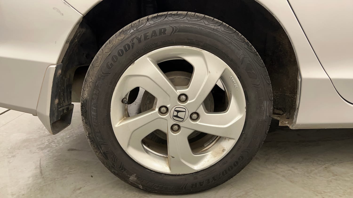 Used 2016 Honda City V Petrol Manual tyres RIGHT REAR TYRE RIM VIEW