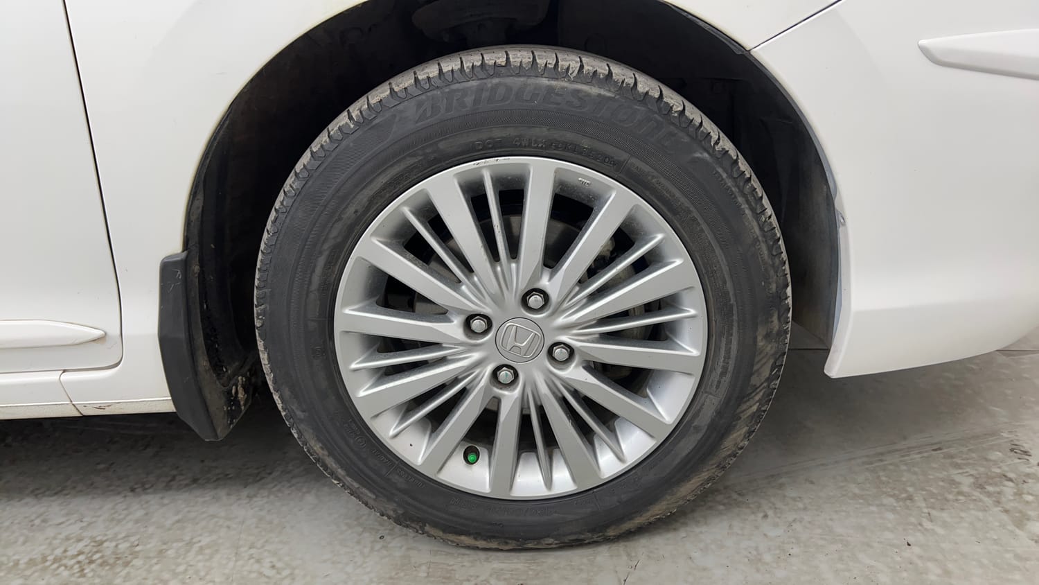 Used 2022 Honda City V Petrol Petrol Manual tyres RIGHT FRONT TYRE RIM VIEW
