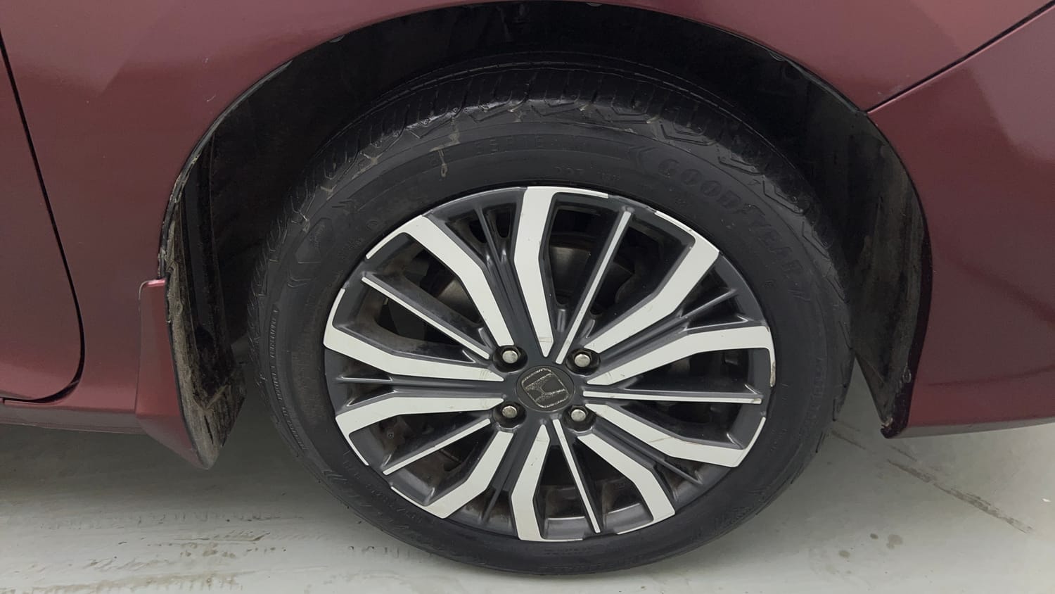 Used 2017 Honda City ZX CVT Petrol Petrol Automatic tyres RIGHT FRONT TYRE RIM VIEW
