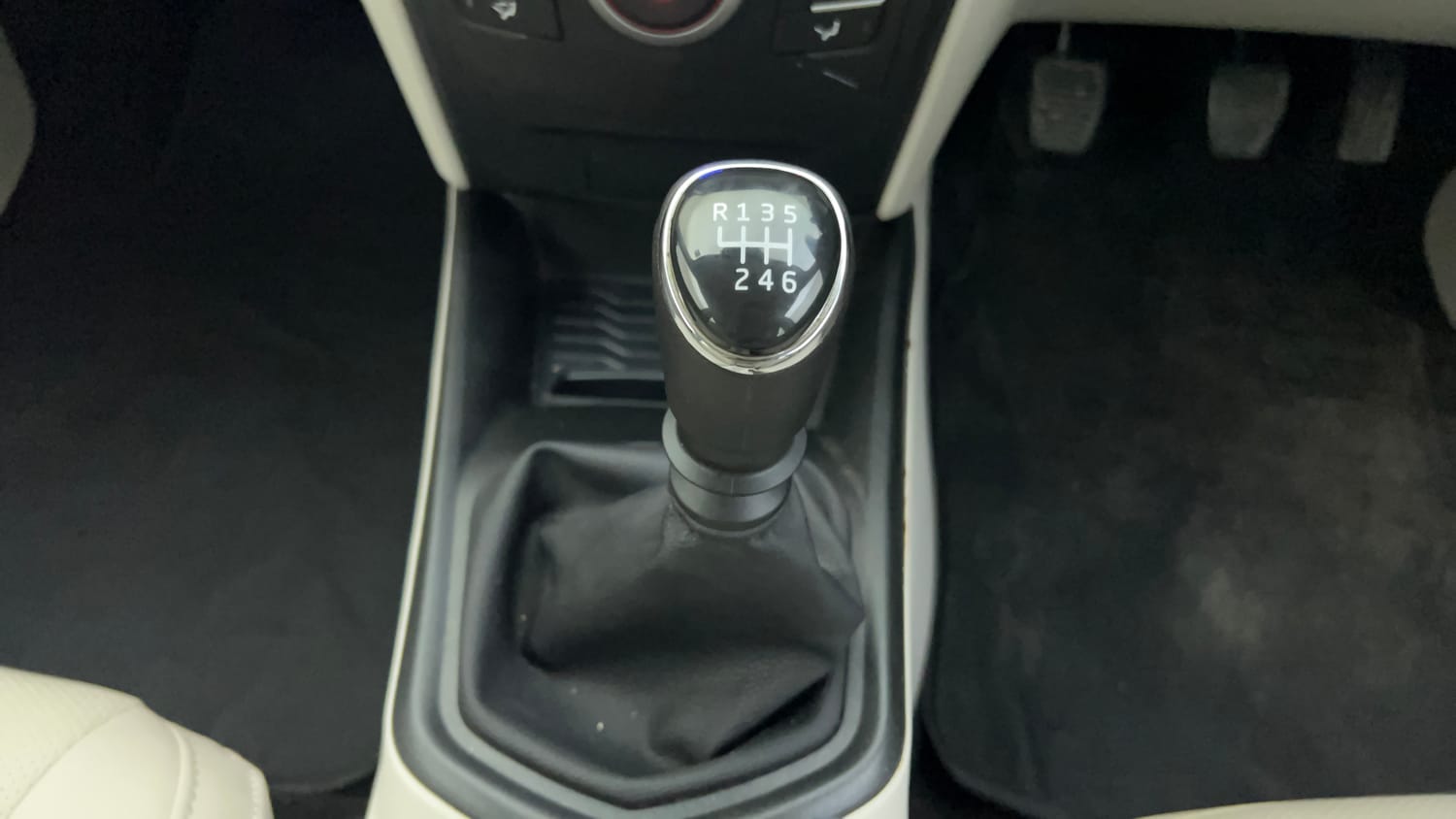 Used 2023 Mahindra XUV 300 W4 1.2 Petrol Petrol Manual interior GEAR  KNOB VIEW