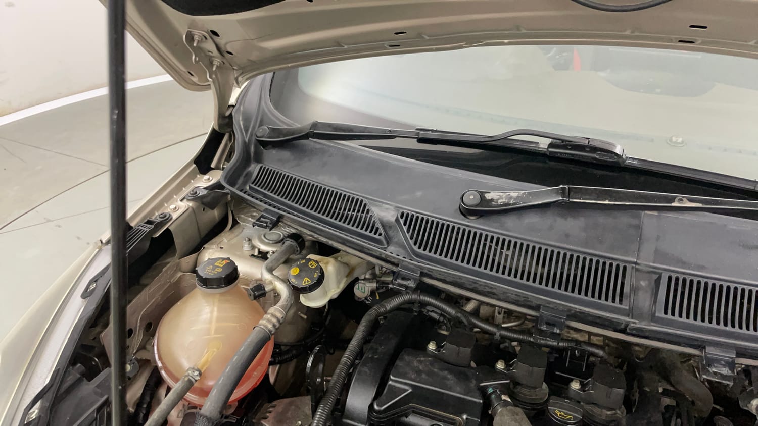 Used 2018 Ford Freestyle Titanium 1.2 Ti-VCT Petrol Manual engine ENGINE RIGHT SIDE HINGE & APRON VIEW