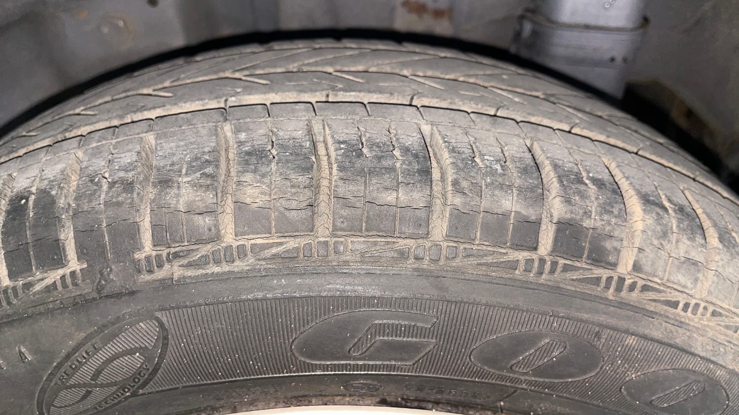 Used 2014 Hyundai Eon Magna Petrol Manual tyres LEFT REAR TYRE TREAD VIEW