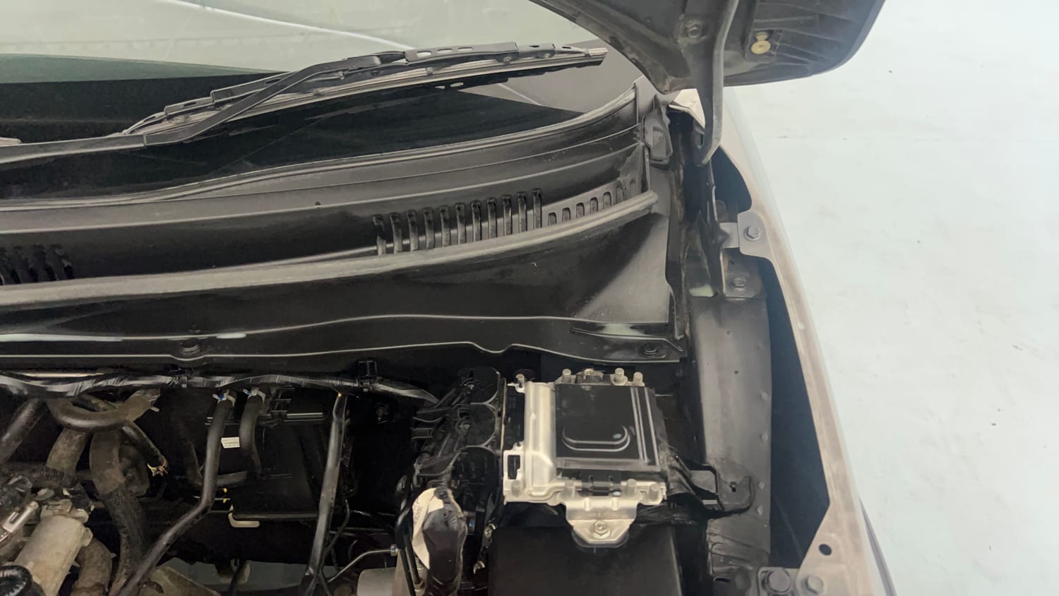 Used 2022 Maruti Suzuki Ignis Zeta 1.2 MT Petrol Manual engine ENGINE LEFT SIDE HINGE & APRON VIEW