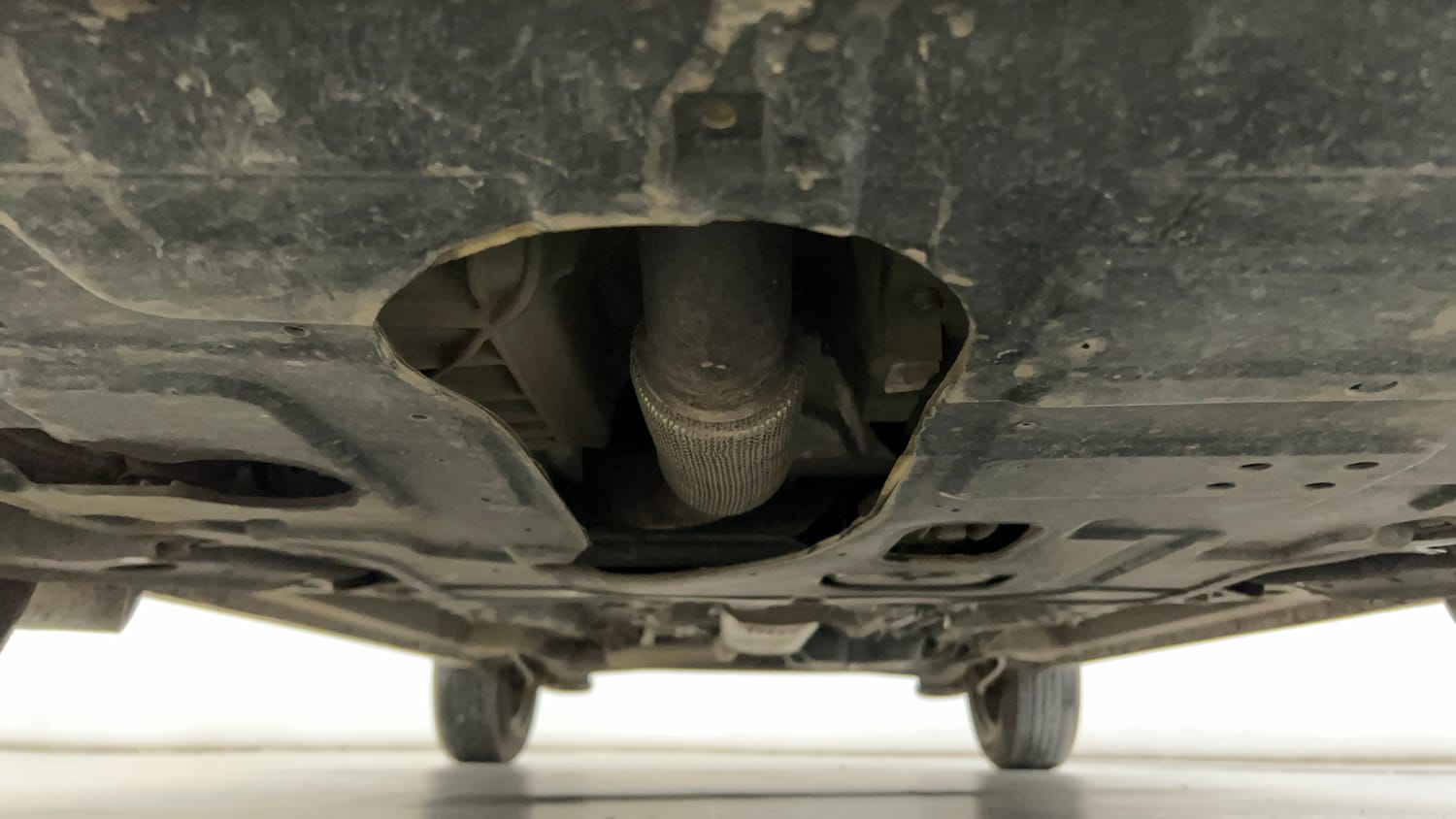 Used 2023 Mahindra XUV 300 W4 1.2 Petrol Petrol Manual extra FRONT LEFT UNDERBODY VIEW