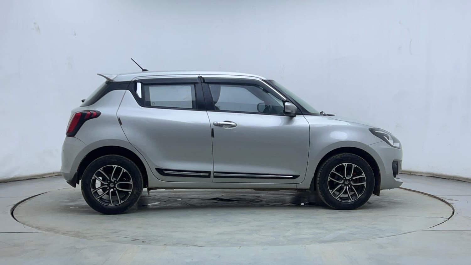 Used 2023 Maruti Suzuki Swift ZXi Plus AMT Petrol Automatic exterior RIGHT SIDE VIEW