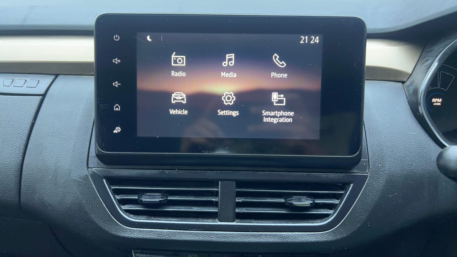 Used 2021 Renault Kiger RXT 1.0 Turbo MT Petrol Manual interior MUSIC SYSTEM & AC CONTROL VIEW