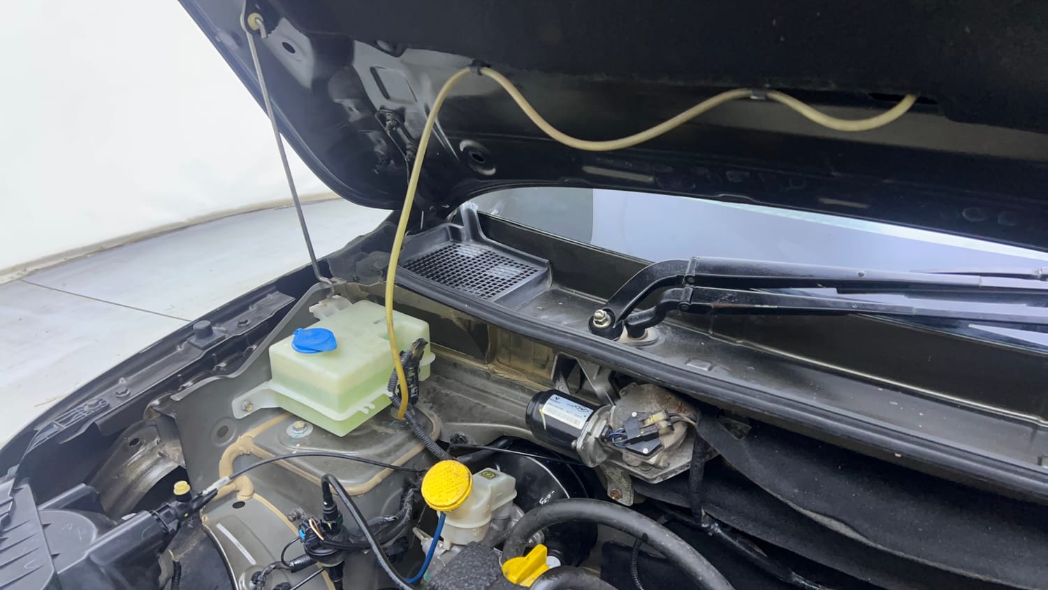 Used 2018 Renault Kwid CLIMBER 1.0 AMT Petrol Automatic engine ENGINE RIGHT SIDE HINGE & APRON VIEW