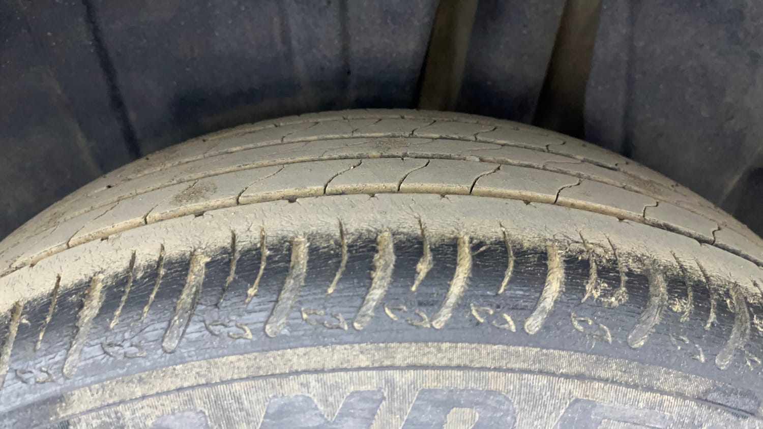 Used 2022 Maruti Suzuki XL6 Alpha MT Petrol Petrol Manual tyres LEFT REAR TYRE TREAD VIEW