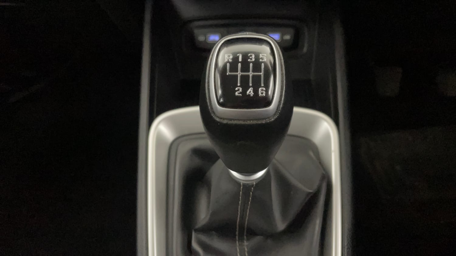 Used 2022 Hyundai Venue SX 1.0 Turbo Petrol Manual interior GEAR  KNOB VIEW