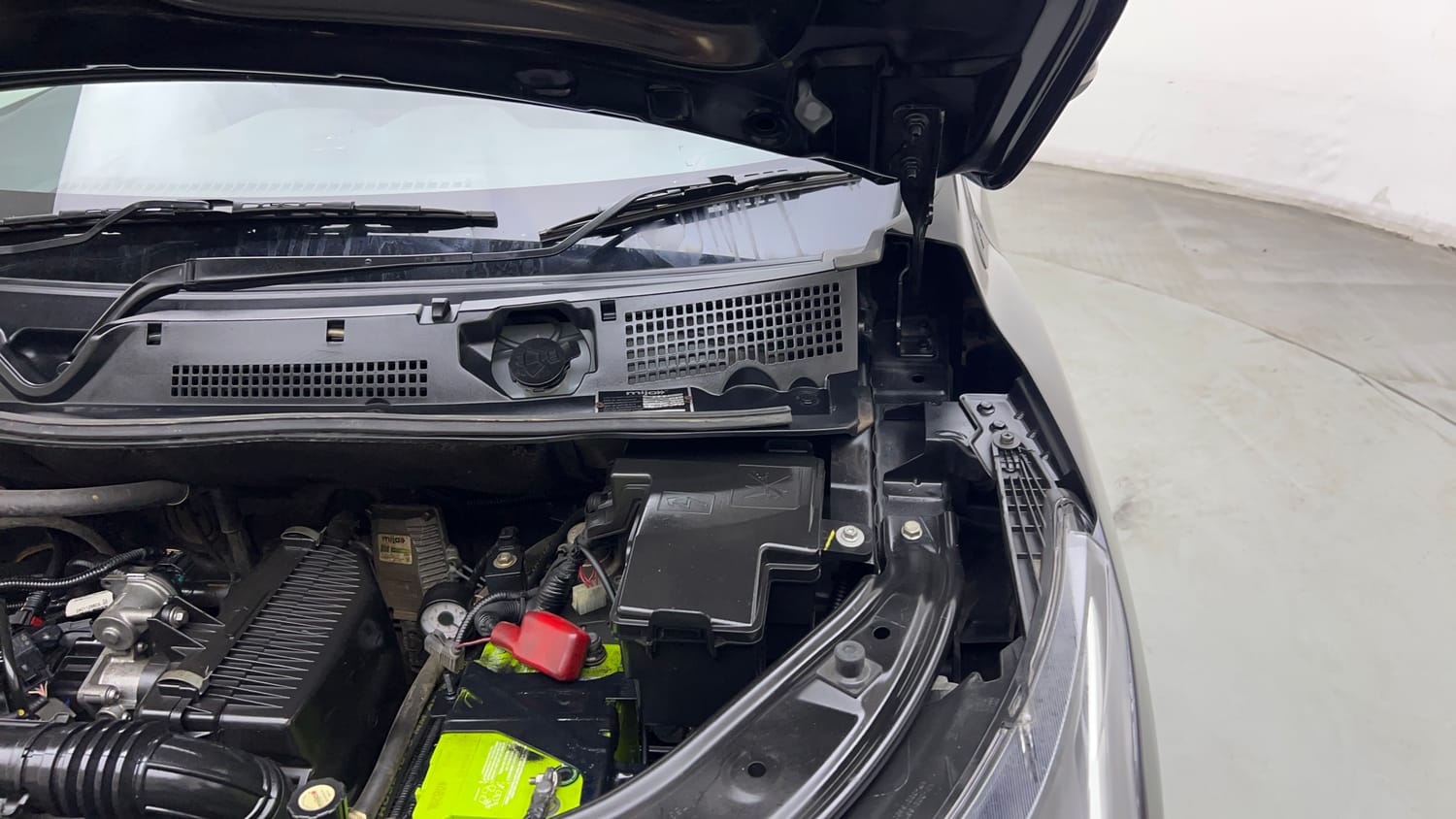 Used 2023 Nissan Magnite XL Petrol+Cng (Outside fitted) Cng Manual engine ENGINE LEFT SIDE HINGE & APRON VIEW