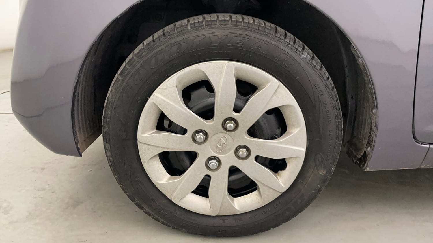 Used 2014 Hyundai Eon Magna Petrol Manual tyres LEFT FRONT TYRE RIM VIEW