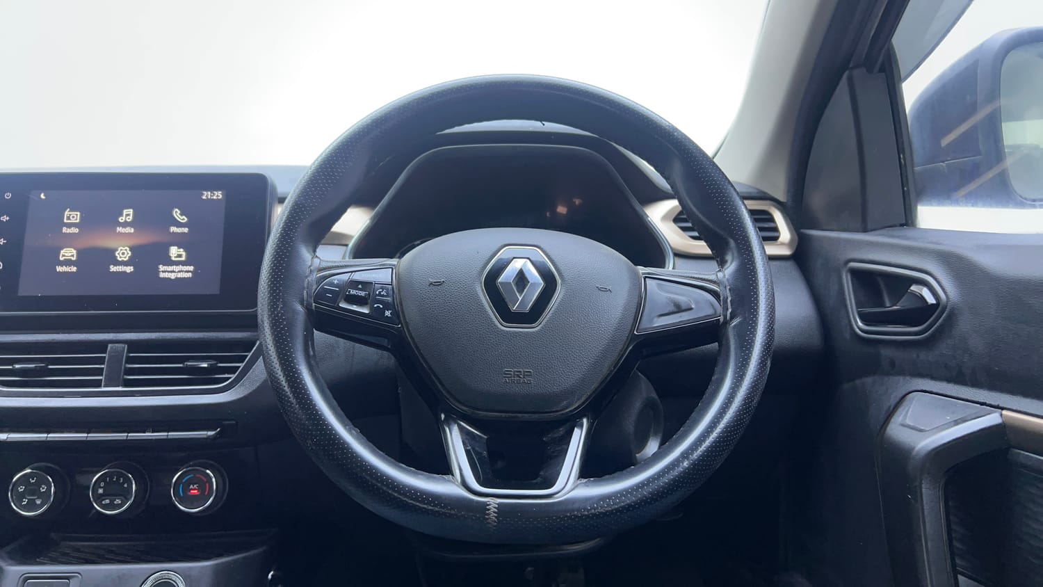 Used 2021 Renault Kiger RXT 1.0 Turbo MT Petrol Manual interior STEERING VIEW