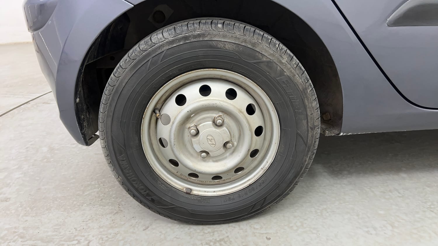 Used 2013 Hyundai i10 Magna 1.1 iRDE2 Petrol Manual tyres RIGHT REAR TYRE RIM VIEW