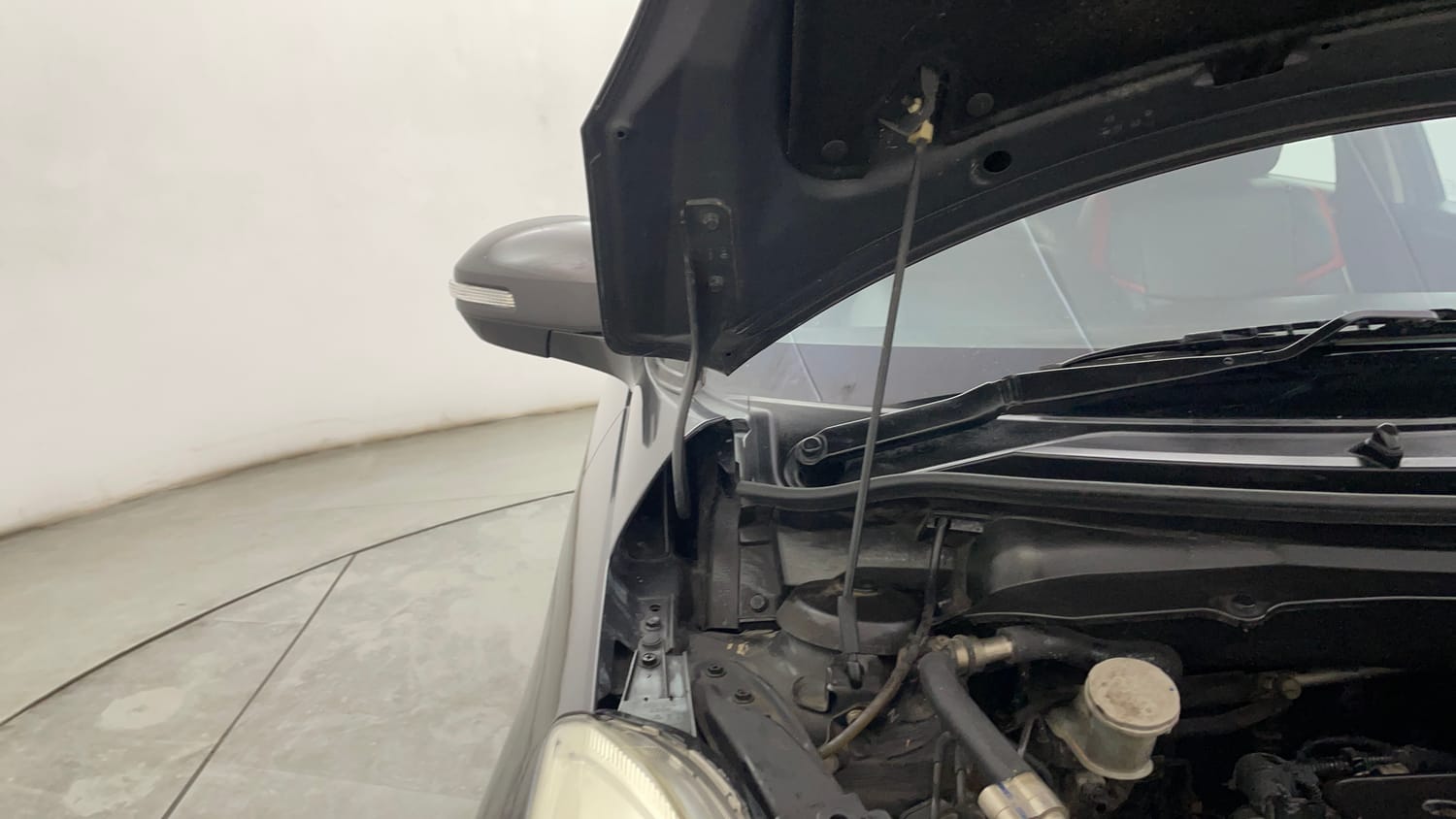 Used 2016 Maruti Suzuki Swift VDi (O) Diesel Manual engine ENGINE RIGHT SIDE HINGE & APRON VIEW