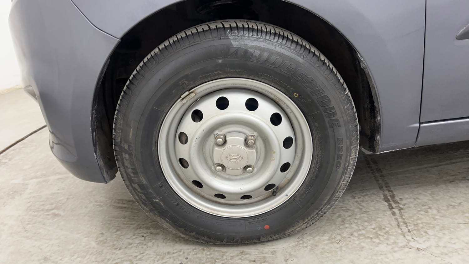 Used 2013 Hyundai i10 Magna 1.1 iRDE2 Petrol Manual tyres LEFT FRONT TYRE RIM VIEW