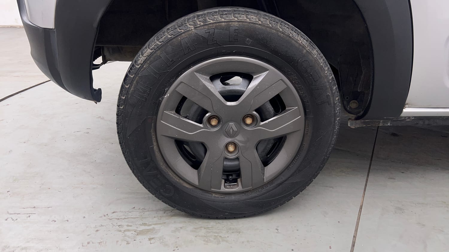 Used 2020 Renault Kwid RXT (O) 1.0 SCE Edition Petrol Manual tyres RIGHT REAR TYRE RIM VIEW