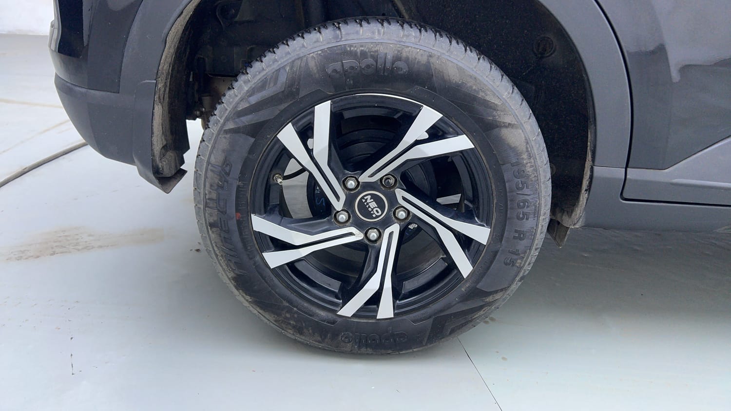 Used 2025 Hyundai Venue S Plus 1.2 Petrol MT Petrol Manual tyres RIGHT REAR TYRE RIM VIEW