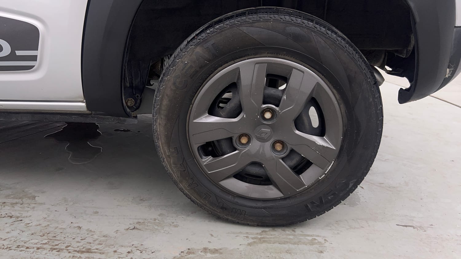 Used 2020 Renault Kwid RXT (O) 1.0 SCE Edition Petrol Manual tyres LEFT REAR TYRE RIM VIEW