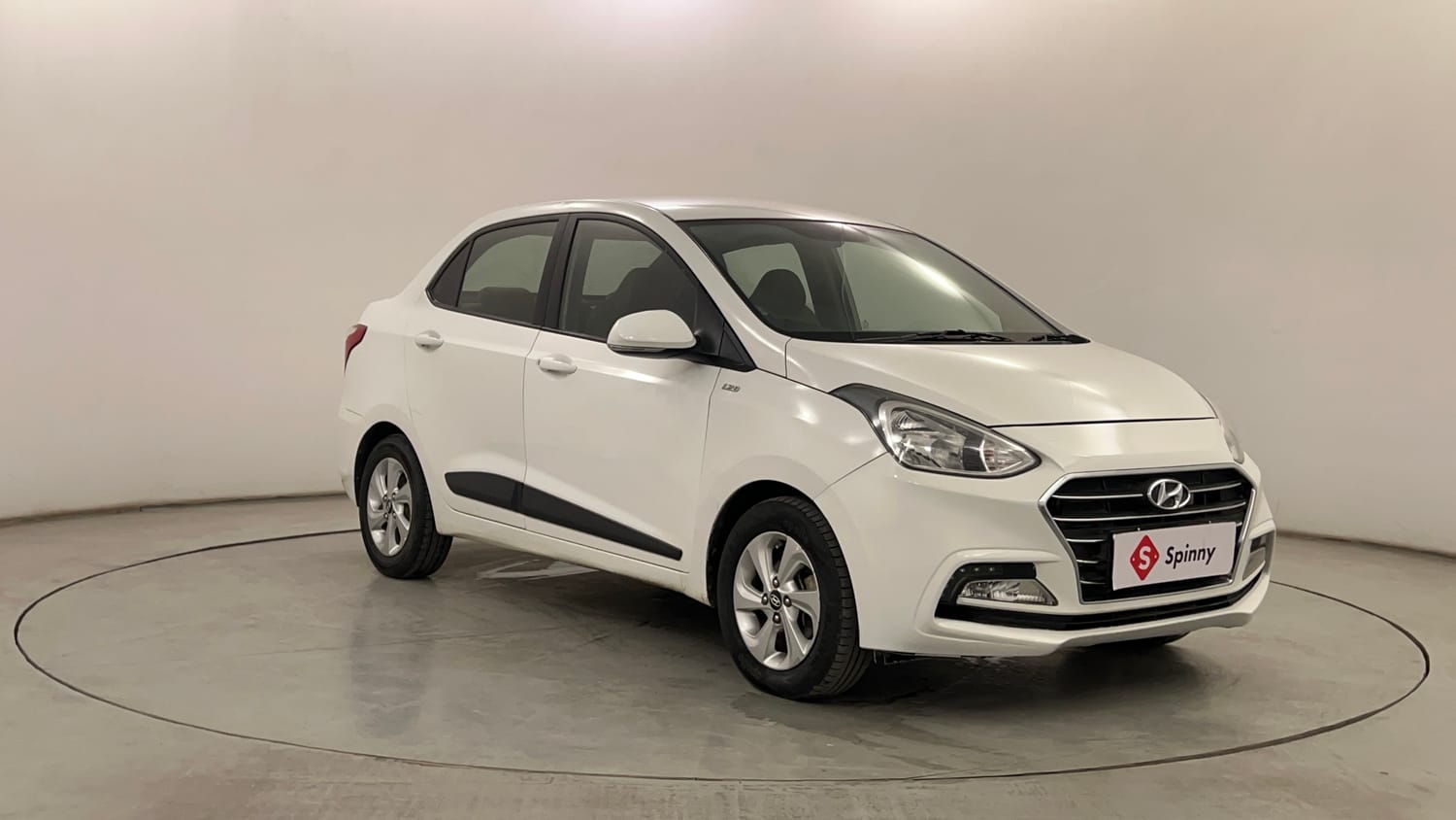 Used 2018 Hyundai Xcent SX 1.1 CRDi Diesel Manual exterior RIGHT FRONT CORNER VIEW