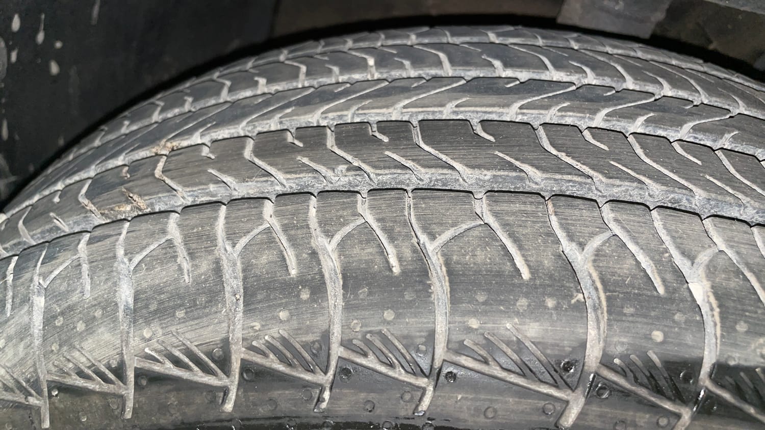 Used 2025 Toyota Urban Cruiser Hyryder G (O) AT NeoDrive Petrol Automatic tyres RIGHT FRONT TYRE TREAD VIEW
