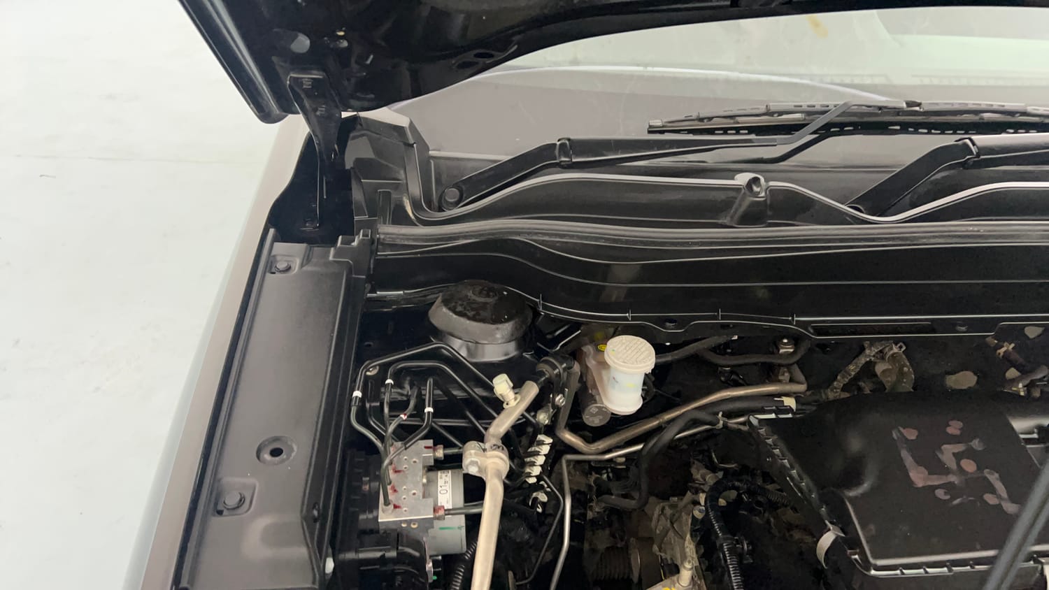 Used 2023 Maruti Suzuki Grand Vitara Zeta Smart Hybrid Petrol Manual engine ENGINE RIGHT SIDE HINGE & APRON VIEW