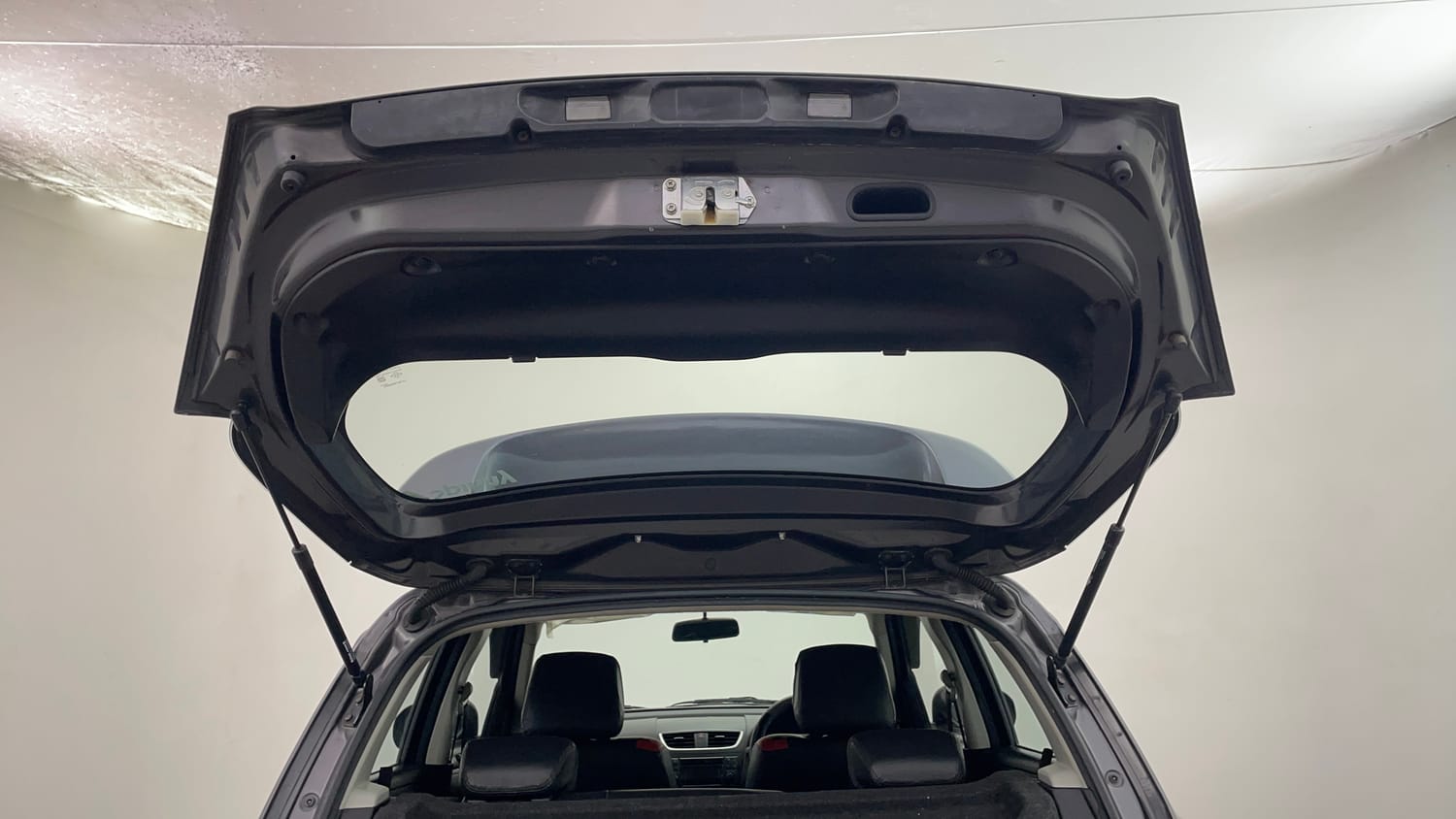 Used 2016 Maruti Suzuki Swift VDi (O) Diesel Manual interior DICKY DOOR OPEN VIEW