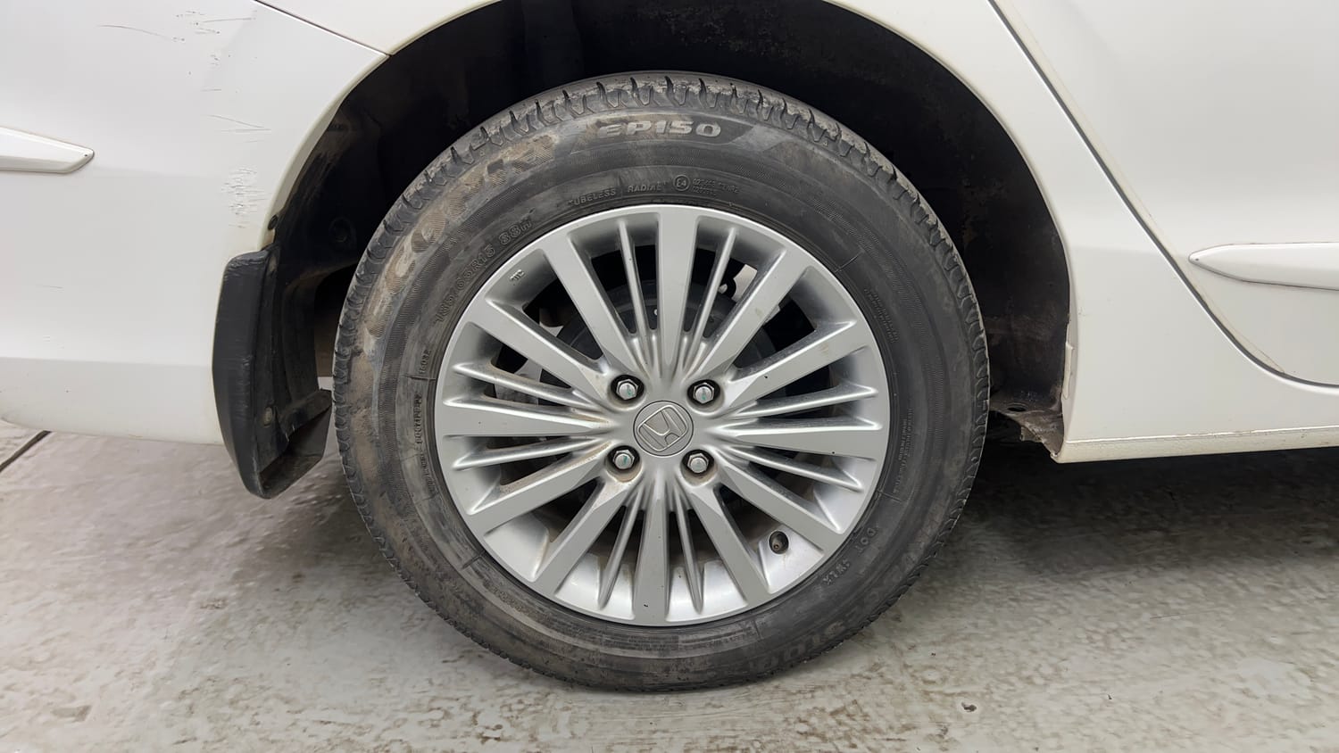 Used 2022 Honda City V Petrol Petrol Manual tyres RIGHT REAR TYRE RIM VIEW