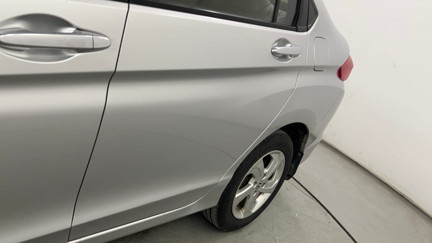 Used 2016 Honda City V Petrol Manual dents MINOR SCRATCH