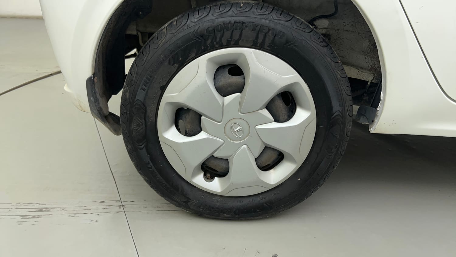 Used 2022 Tata Tiago XT CNG Cng Manual tyres RIGHT REAR TYRE RIM VIEW