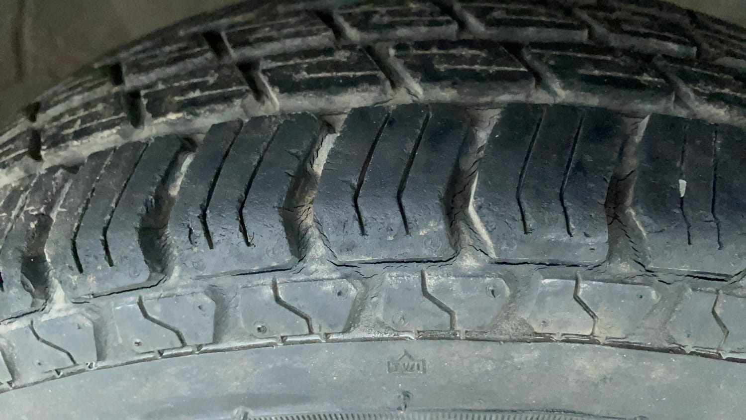 Used 2013 Maruti Suzuki Wagon R LXI Petrol Manual tyres RIGHT FRONT TYRE TREAD VIEW
