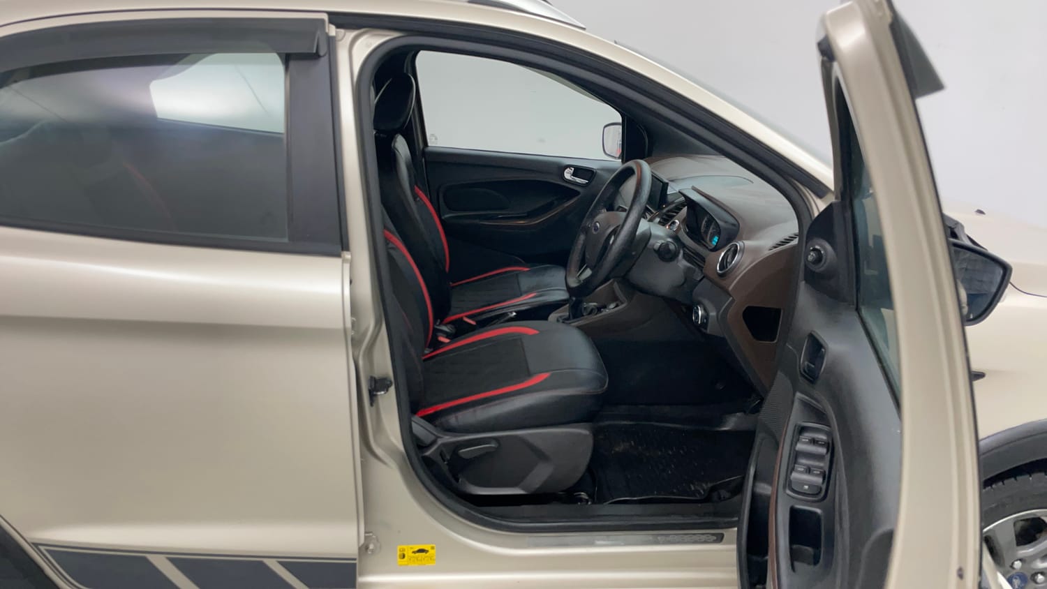 Used 2018 Ford Freestyle Titanium 1.2 Ti-VCT Petrol Manual interior RIGHT SIDE FRONT DOOR CABIN VIEW