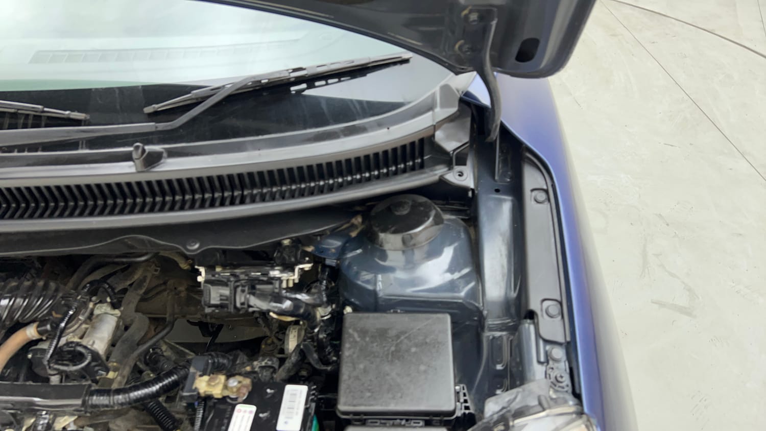 Used 2019 Maruti Suzuki Baleno Zeta Petrol Manual engine ENGINE LEFT SIDE HINGE & APRON VIEW